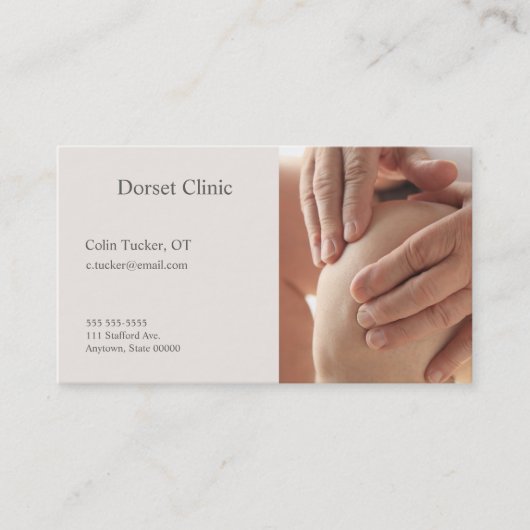 Hogere man heeft handen op z'n knie. visitekaartje (Voorkant)