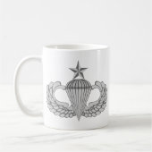 Hogere sprinkhommelvleugels van het leger koffiemok (Links)