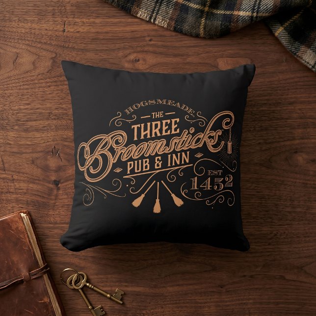 HOGSMEADE™ DE DRIE BEZEMSTOKKEN™ Pub & Herberg Kussen (Creator heeft geüpload)