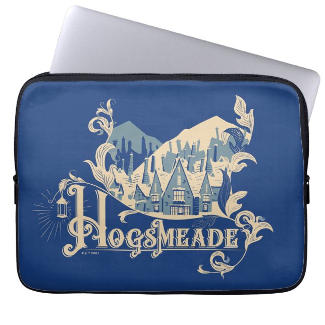HOGSMEADE™  Village Graphic Laptop Sleeve (Voorkant)