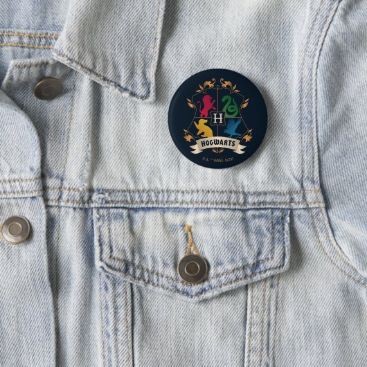 HOGWARTS™ House Crest Ronde Button 5,7 Cm (In situ)