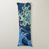 Hokusai Vrouwelijke Golf  Oceaan Lichaamskussen (Voorkant Verticaal)