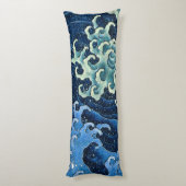 Hokusai Vrouwelijke Golf  Oceaan Lichaamskussen (Achterkant (Verticaal))