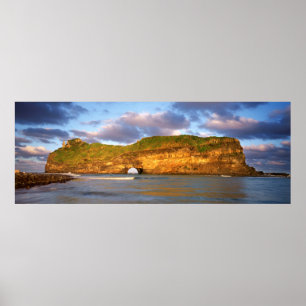 Hol in de muur aan de wilde kust poster