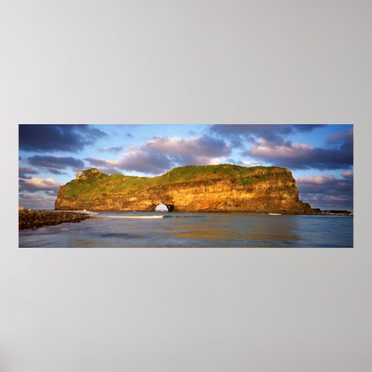 Hol in de muur aan de wilde kust poster (Voorkant)