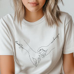 Holding Hands Besties Aangepaste Naam Vriendschap T-shirt<br><div class="desc">Deze prachtig minimalistische line art illustratie van twee handen die elkaar vasthouden maakt een perfect cadeau voor beste vrienden die hun onbreekbare band willen shows. Voeg je namen en creëer toe aan een echt gepersonaliseerd stuk dat je altijd zult koesteren.</div>