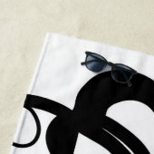 Holding Pattern: Abstract zwart, wit, grijs & rood Strandlaken (In situ)