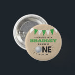 Hole in one boys Golf 1st Birthday Par-t-shirt Ronde Button 3,2 Cm<br><div class="desc">Vier in stijl met deze leuke en zeer trendy 1e verjaardagsknoppen. Het ontwerp is gemakkelijk te personaliseren met uw speciale evenementenbewoording en uw gasten zullen blij zijn wanneer ze deze fantastische knoppen zien. Overeenkomende objecten vindt u in de collectie.</div>