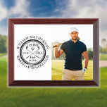 Hole in One Classic Personalized Photo Golfer Troffee Gedenkplaat<br><div class="desc">Met een oud stempel-effect klassiek retrodesign. Geef de foto,  naam,  nummer van de locatie en datum van de golfer een persoonlijk tintje om een groot tintje te creëer om dat fantastische gat te vieren in één prijs voor golf. Ontworpen door: Thisnotme©</div>