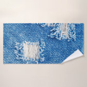 Hole op Denim Jeans. Ripped Destroyed Torn Blue je Badhanddoek (Badhanddoek)