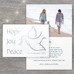 Holiday Dove Hope Joy Peace Green Typography Foto Folie Kaarten<br><div class="desc">Wens familie en vrienden een eenvoudig vredesgeschenk voor de feestdagen met een sierlijke duif een foto gevouwen wenskaart. Alle bewoordingen op deze sjabloon (inclusief "Hope Joy Peace" op de voorkant) zijn eenvoudig aan te passen, waardoor het geschikt is voor kerst, nieuwjaar, Chanoeka en Rosj Hasjana. Het ontwerp van de witte,...</div>