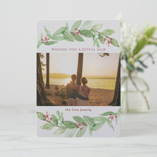 Holiday Greenery Berries Joyful Family Foto Feestdagenkaart (Staand voorkant)