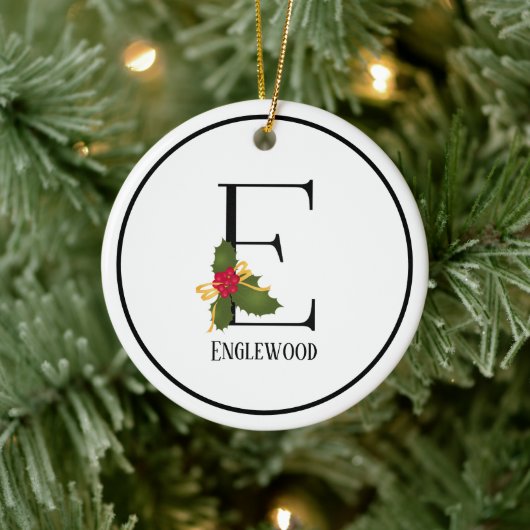 Holiday Holly Monogram Letter E Persoonlijk Keramisch Ornament (Boom)