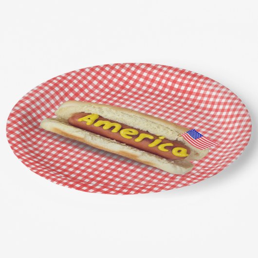 Holiday Hot Dog op Gingham Paper Bord (Gekanteld)