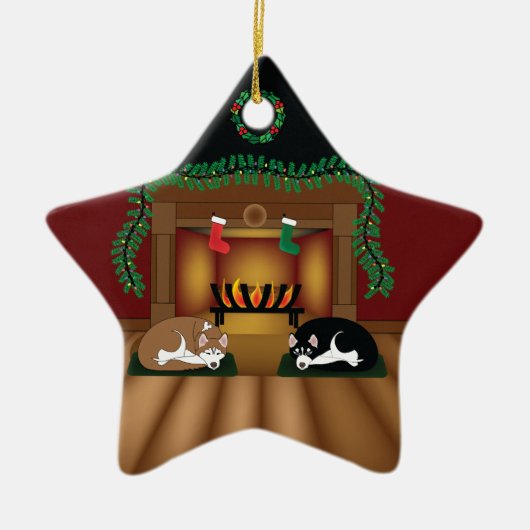 Holiday Huskies Sleeping door de Fireplace Ornamen Keramisch Ornament (Voorkant)