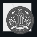 HOLIDAY JOY CHALKBOARD ROUND PHOTO GREETING FEESTDAGENKAART<br><div class="desc">WENS JE JOY: Heldere en vrolijke elegante ronde-chalkboardstijl kerstversiering met retro banner, zwarte en witte typografie, en fancy zwammen. Pas dit decoratieve vakantiefoto-wenskaart aan met uw familienaam. Voeg je favoriete afbeelding voor je vakantiehuisje toe en pas de tekst aan. Een moderne, klassieke, moderne en stijlvolle manier om trendy, vrolijke wintervakantie...</div>