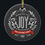 HOLIDAY JOY ROUND CHALKBOARD ORNAMENS KERAMISCH ORNAMENT<br><div class="desc">WENS JE JOY: Heldere en vrolijke witte ronde kerstversiering met retro banner, zwarte en witte typografie en fancy zwammen. Pas deze decoratieve vakantie RUND boomversiering met uw familienaam of douanetekst aan. Kan ook worden gebruikt om je eigen leuke en gedenkwaardige labels te creëer voor de speciale mensen op je lijst......</div>