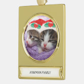 Holiday Kittens met Red Santa Hats Familienaam Verguld Banner Ornament (Links)