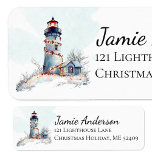 Holiday Lighthouse Christmas Retouradres Etiket<br><div class="desc">Dit adreslabel voor kustvakanties heeft een waterverf vuurtoren versierd met kerstverlichting en strikjes. Perfect voor het bevestigen aan uw strand of nautische thema kerstmailings.</div>