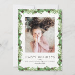 Holiday Pine en Chalkboard | Kerstfoto Feestdagenkaart<br><div class="desc">Deze mooie kerstkaart is voorzien van groene waterverf dennentakken met bruine speldeneconen en een trendy zwarte kalkplank die op de rug kijkt. Voeg je favoriete persoonlijke foto toe. Kunst via LABFcreaties.</div>