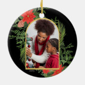 Holiday Poinsettia en Greenery Foto Black Keramisch Ornament (Achterkant)