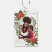 Holiday Poinsettia en Greenery Foto Kerstmis Cadeaulabel (Voorkant)