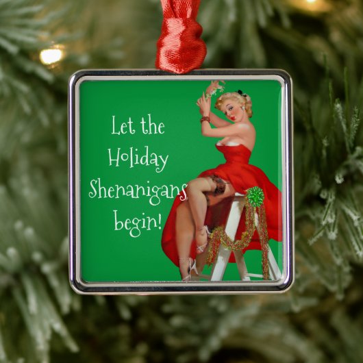 Holiday Shenanigans Retro Pinup Kerstmis Metalen Ornament (Boom)