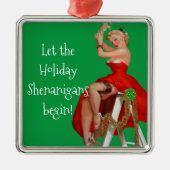Holiday Shenanigans Retro Pinup Kerstmis Metalen Ornament (Voorkant)
