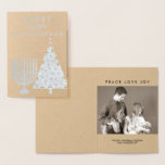 Holiday Silver Chrismukkah Merry Voeg je foto toe Folie Kaarten<br><div class="desc">Pas deze zilverfolie Chrismukkah-vakantiekaart aan uw wensen aan - voeg uw foto en namen alleen toe op de kaart met de sjablonen die u hebt gekregen. Op de voorzijde staat MERRY HAPPY CHRISMUKKAH met een leuke Hanukkah-menorah en kerstboom naast elkaar. Deze gemengde familieruistoetkaart is een mooie manier om nieuwe familietradities...</div>