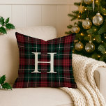 Holiday Tartan Monogram Kussen<br><div class="desc">Voeg een feestelijke aanraking toe aan uw vakantiedecor met deze klassieke tartan-pleisterkussen in het traditionele kerstrood en groen. Pas uw monogram met één enkel initiaal in het centrum aan.</div>