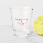 Holiday Vibes red Christmas add family name date b Shot Glas (Voorkant)