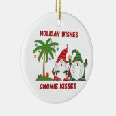 Holiday Wishes, Gnomie Kisses with 2 Gnomes on a Keramisch Ornament (Rechts)