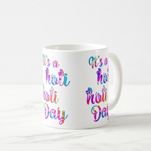 HoliES - HET IS EEN HOLI HOLI DAG + je rug. Koffiemok (Voorkant rechts)