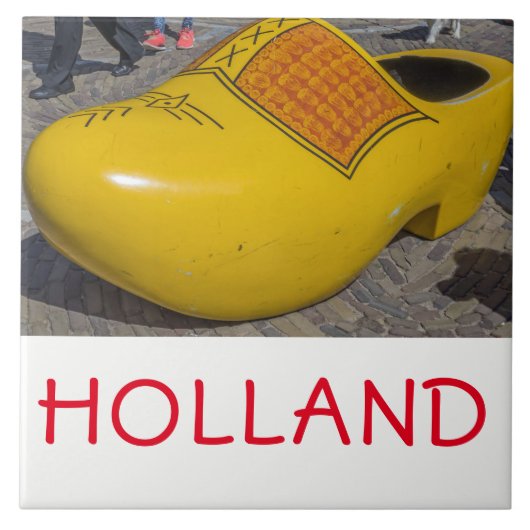 Hollandse houten klomp omhoog dichtbij keramische tegeltje (Voorkant)