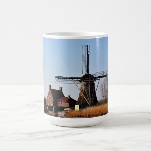 Hollandse Molen aan de waterkant. Koffiemok (Center)