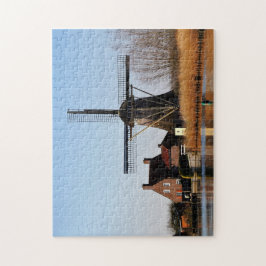 Hollandse Molen aan de waterkant. Legpuzzel