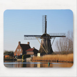 Hollandse Molen aan de waterkant. Muismat