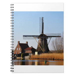 Hollandse Molen aan de waterkant. Notitieboek