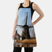 Hollandse Molen aan de waterkant. Schort (Insitu)