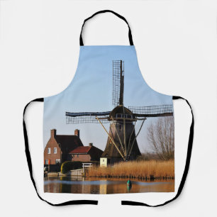 Hollandse Molen aan de waterkant. Schort