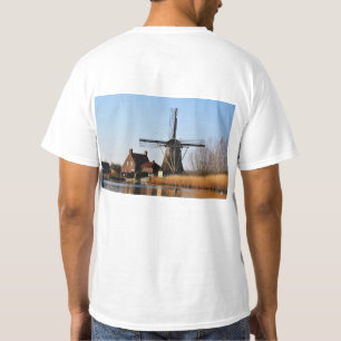 Hollandse Molen aan de waterkant. T-shirt