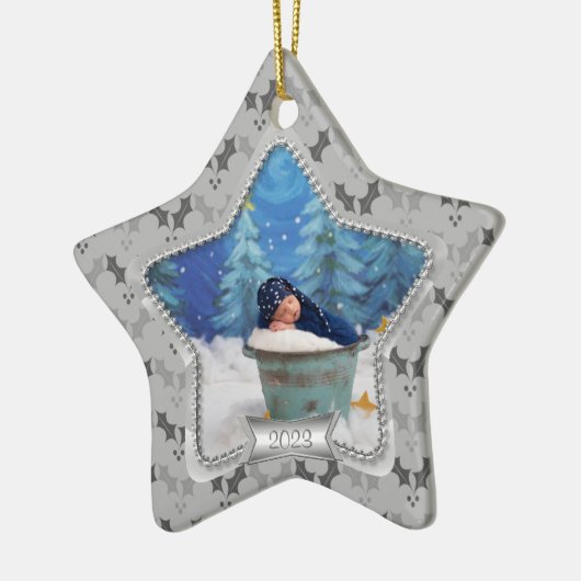 Holly Baby's Eerste Kerstmis 2023 Ster Keramisch Ornament (Links)
