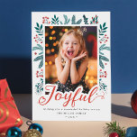 Holly Berries en Pine Festive Bold Joyful Photo Feestdagenkaart<br><div class="desc">Verzend uw Kerstwens met deze Fotokaart van de Vakantie die Holly Berries met een Verbluffend Joyful Manuscript kenmerkt om uw groetbericht te benadrukken.</div>