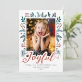 Holly Berries en Pine Festive Bold Joyful Photo Feestdagenkaart (Staand voorkant)