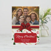 Holly Berries en Red Bow Custom Foto Kerstmis Feestdagenkaart (Staand voorkant)