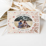 Holly Berries Foto kerstbeige Folie Feestdagenkaart<br><div class="desc">Deze klassieke en elegante vakantiefootkaart is voorzien van onze oorspronkelijke hand getrokken winterblad dat de foto en het gekromde type lijst. De rug kenmerkt een passend patroon met foto en extra teksten.</div>