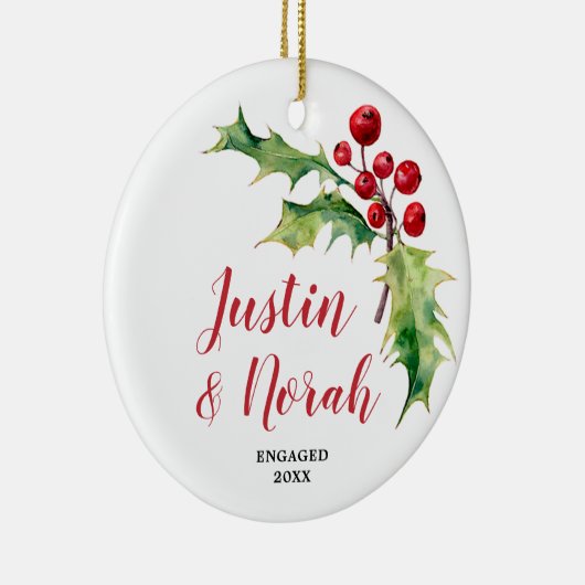 Holly Berries Greenery Personalized Engaged Couple Keramisch Ornament (Rechts)
