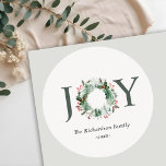 Holly Berries Pine Tree Joy Kerstmis Wreater Ronde Sticker<br><div class="desc">Als u nog meer aanpassingen nodig hebt,  kunt u mij op yellowfebstudio@gmail.com vrij klikken.</div>