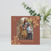 Holly Berries Terracotta Kerstmis Foto Boog Feestdagenkaart (Staand voorkant)