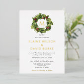 Holly Berries Wreath Monogram Winter Wedding Folie Uitnodiging (Staand Voorkant)